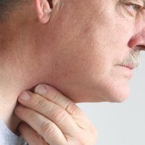 Долго болит горло и не проходит (без температуры): причины и лечение